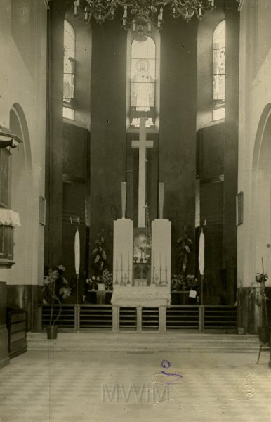 KKE 4746.jpg - Fot. Wnętrze kościoła w Siedlcach przebudowany przez ks. Witolda Jarzynowskiego - stryja Edmunda Jarzynowskiego, Siedlce, lata 20-te XX wieku.